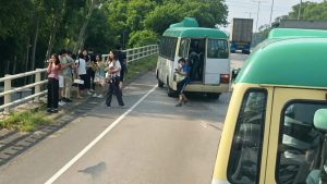 Шофьор на микробус е настанен в болница, други 18 са ранени след сблъсък с товарен камион
